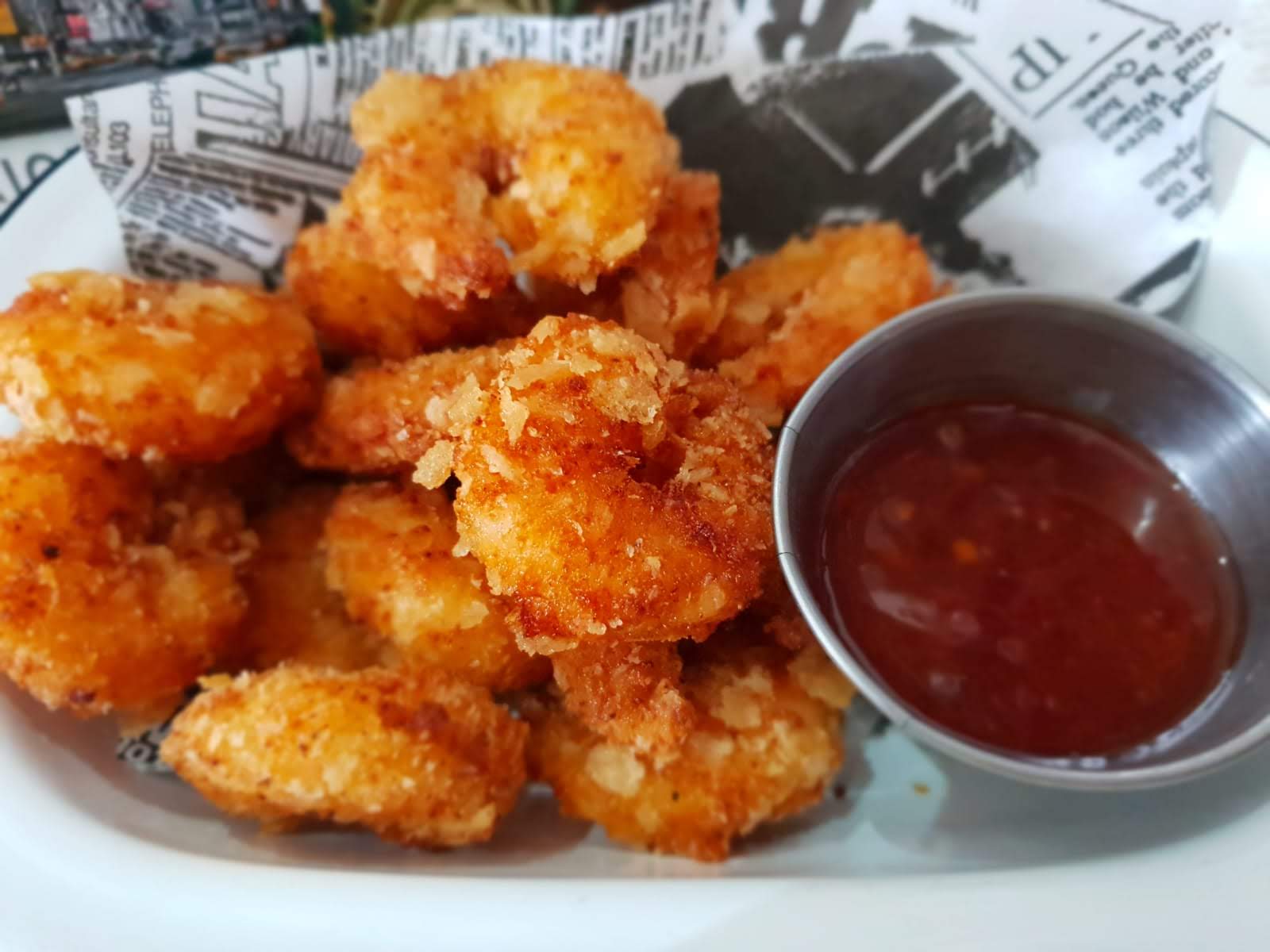 Crispy fried shrimp with dipping sauce
