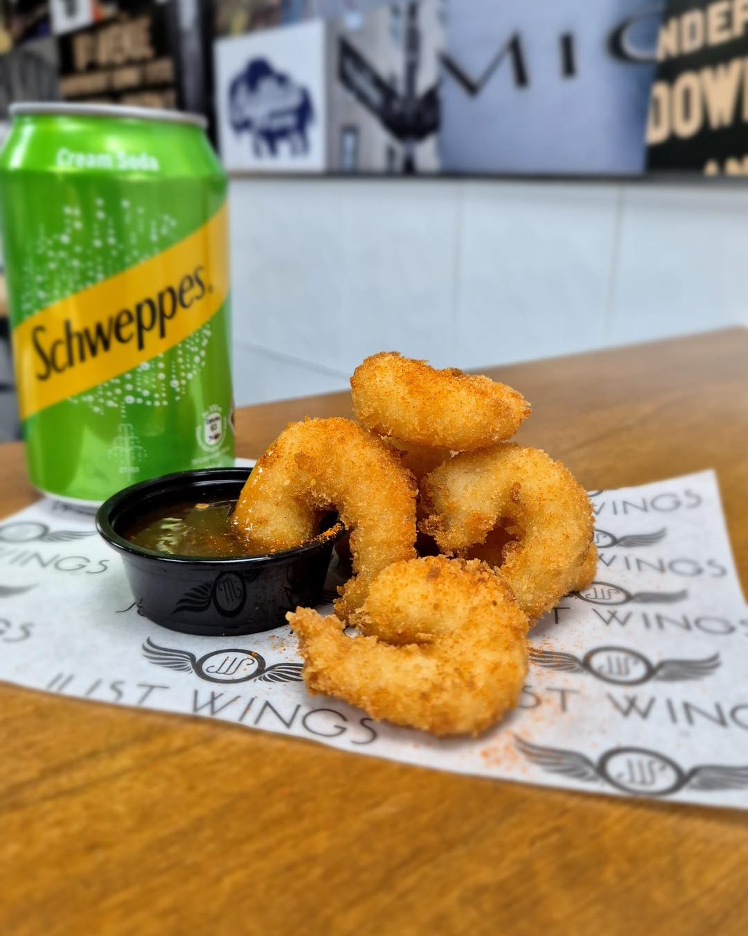Crispy onion rings with dipping sauce